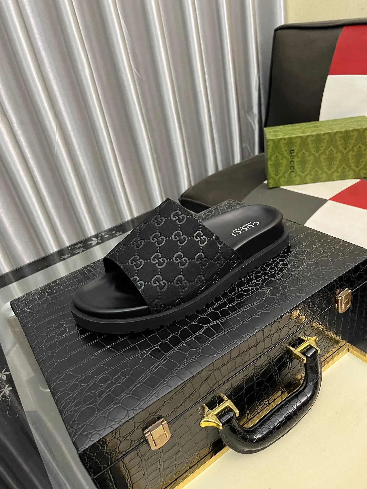 Men's shoes 💰320⌚️⌚️ (gucci-Gucci) New men's slippers, high-end boutique, made of cowhide, with exquisite embossed logo decoration on the upper, fine workmanship, super soft soles, casual, loose and comfortable, a must-have in summer! \nsize：38-44